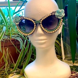 NWT Lenora Dame cat eye embellished sunglasses.
